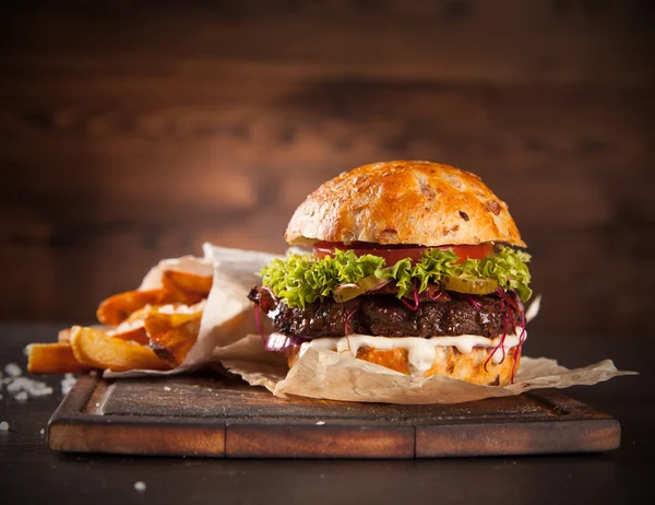 Lahodný hamburger na dřevo — Stock fotografie