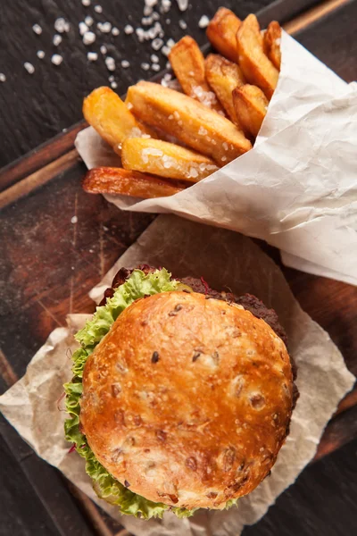 Delizioso hamburger su legno — Foto Stock