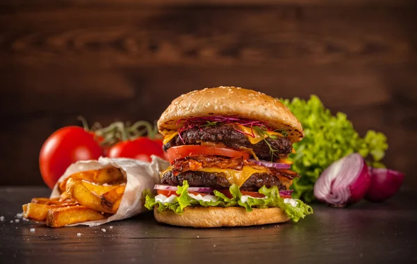 Ahşap üzerine lezzetli hamburger — Stok fotoğraf