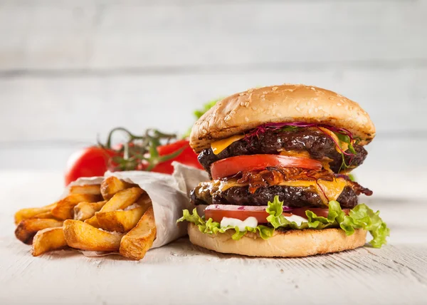 Heerlijk hamburger op hout — Stockfoto