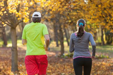 Sonbahar sezonunda çalışan genç Çift