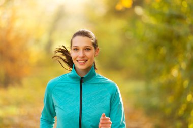 Dışında eğitim ve çalışan kadın fitness modeli.