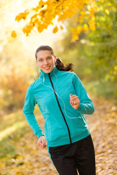 Entrenamiento de modelo de fitness femenino afuera y corriendo . — Foto de Stock