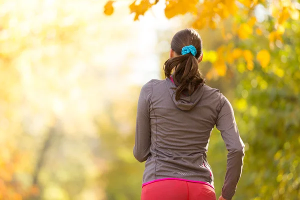 Allenamento modello fitness femminile fuori e in esecuzione . — Foto Stock