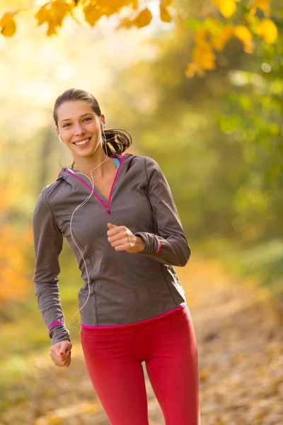 Entrenamiento de modelo de fitness femenino afuera y corriendo . — Foto de Stock