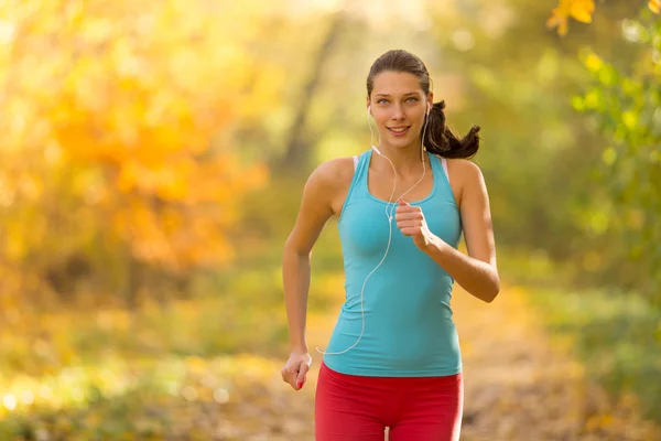 Entrenamiento de modelo de fitness femenino afuera y corriendo . —  Fotos de Stock