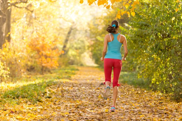 Entrenamiento de modelo de fitness femenino afuera y corriendo . — Foto de Stock