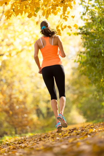 Entrenamiento de modelo de fitness femenino afuera y corriendo . — Foto de Stock