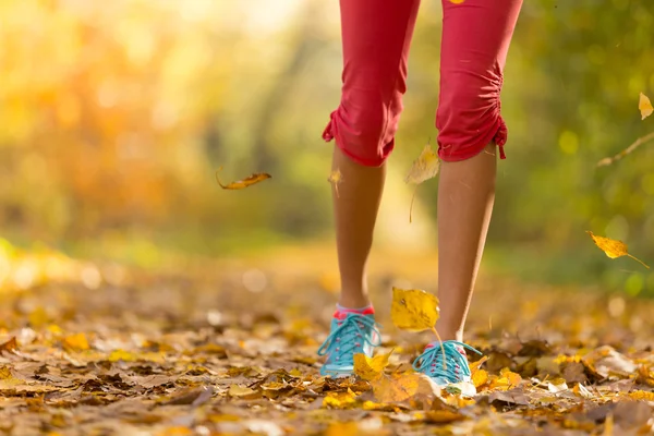 Primo piano di piedi di corridore femminile — Foto Stock