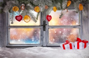 Atmosferik Noel pencere pervazına dekorasyon