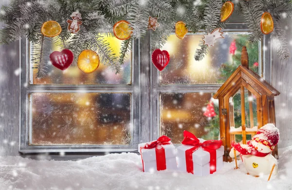 Ατμοσφαιρική Χριστούγεννα διακόσμηση στρωματοειδής φλέβα παραθύρων — Φωτογραφία Αρχείου
