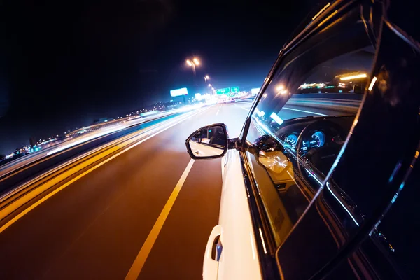 Auto rijden bij nacht city — Stockfoto