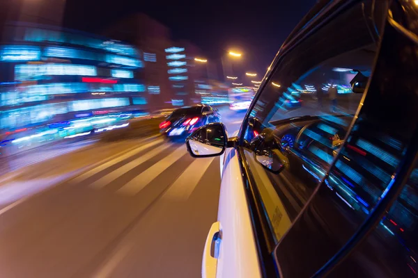 Auto rijden bij nacht city — Stockfoto