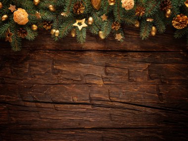 Tahtada süslemesi olan Noel ağacı