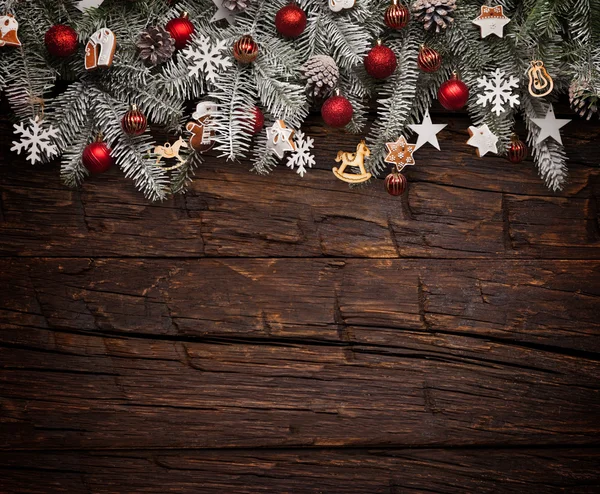 Karácsonyi fenyő díszítéssel egy fa fórumon — Stock Fotó