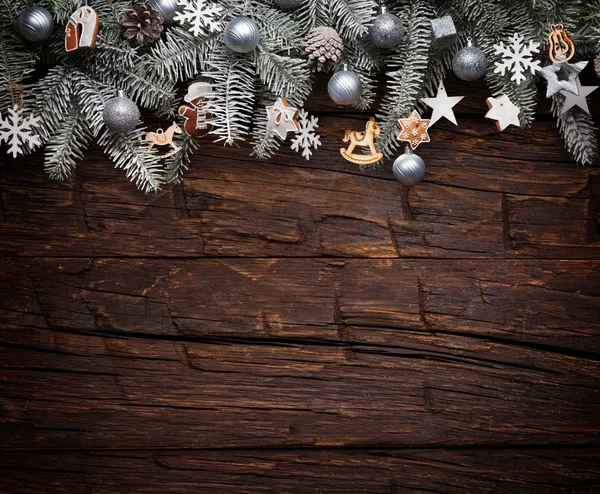 Kerst dennenboom met decoratie op een houten plank — Stockfoto