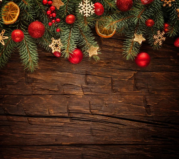 Kerst dennenboom met decoratie op een houten plank — Stockfoto