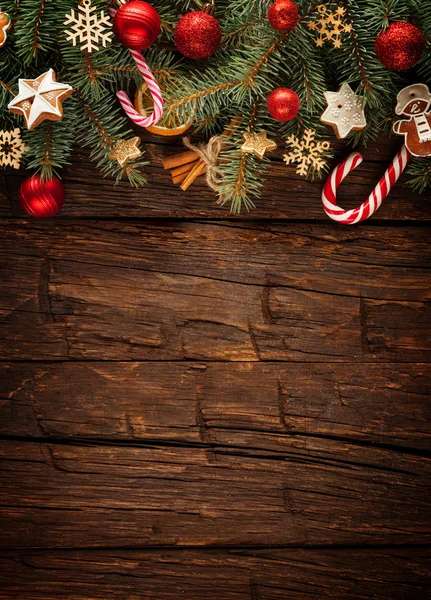 Sapin de Noël avec décoration sur une planche en bois — Photo