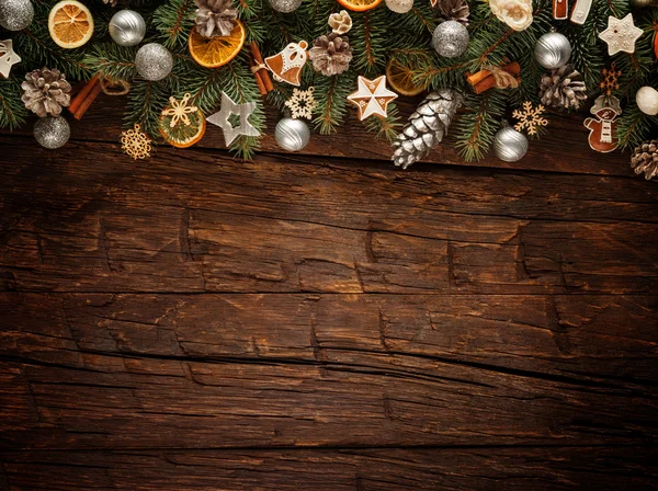 나무 판위에 장식이 있는 크리스마스 전나무 — 스톡 사진