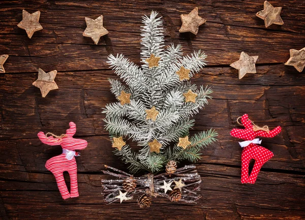 Tannenbaum mit Dekoration auf einem Holzbrett — Stockfoto