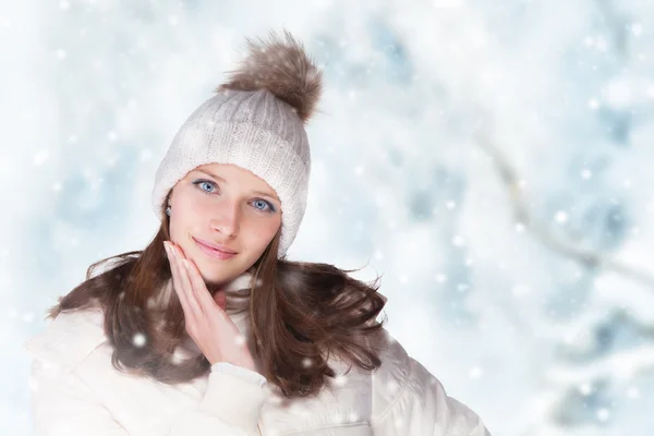 Schönes Winterporträt einer jungen Frau in der verschneiten Landschaft — Stockfoto