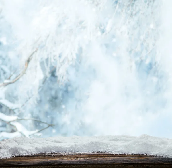 Зимовий пейзаж з дерев'яними дошками — стокове фото
