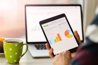 Ekran Apple app gösterme Ipad mini ofis üzerinde tutan bir adam el. Apple dünyanın en değerli teknoloji firmasıdır. Prague, Çek Cumhuriyeti - Kasım 17,2015
