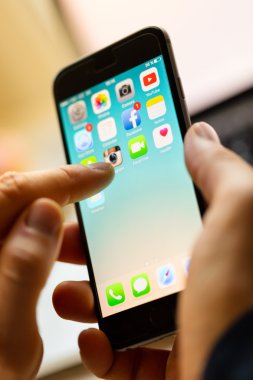 Iphone 6 Office'teki Ekran Apple app gösterme tutan bir adam el. Apple dünyanın en değerli teknoloji firmasıdır. Prague, Çek Cumhuriyeti - Kasım 17,2015
