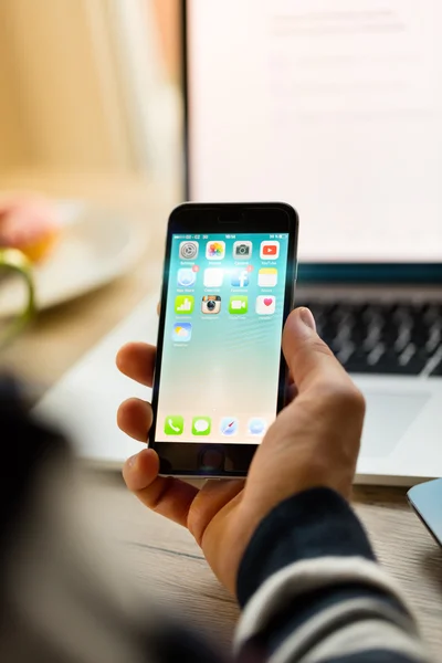 Un hombre de la mano de la pantalla de Apple aplicación que se muestra en el iPhone 6 en la oficina. Apple es la empresa de tecnología más valiosa del mundo. PRAGA, REPÚBLICA CHECA - 17 DE NOVIEMBRE DE 2015 — Foto de Stock