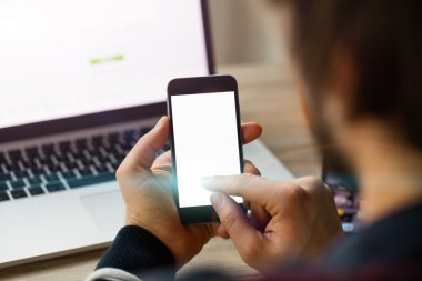 Adam el cep telefonu ile yakın çekim