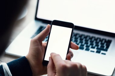 Adam el cep telefonu ile yakın çekim