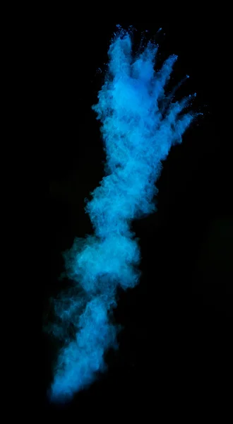 Замораживание движения взрыва голубой пыли на черном фоне — стоковое фото