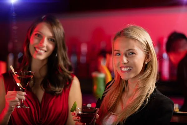 Two girls at the bar with cocktail drink — Stockfoto