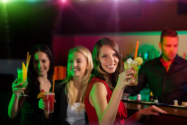 Jóvenes amigos tomando cócteles juntos en la fiesta — Foto de Stock