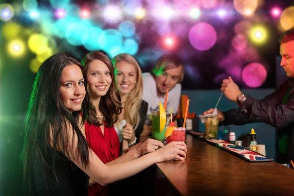 Jonge vrienden cocktails drinken samen op feestje — Stockfoto