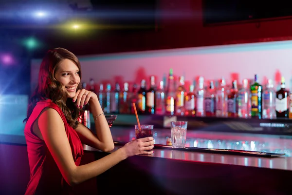 Menina morena bonita com coquetel no bar — Fotografia de Stock