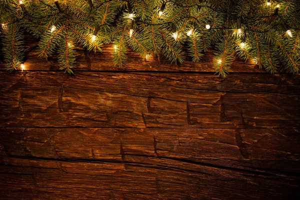 Χριστουγεννιάτικη διακόσμηση με κλαδιά έλατου στις ξύλινες σανίδες — Φωτογραφία Αρχείου