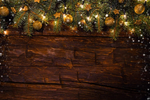 Kerstdecoratie met fir takken van houten planken — Stockfoto