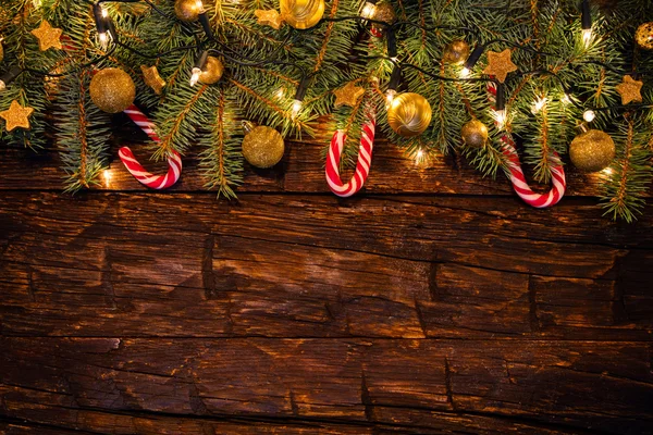 Decoración navideña con ramas de abeto sobre tablones de madera —  Fotos de Stock