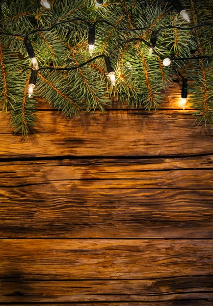 Новорічна прикраса з ялиновими гілками на дерев'яних дошках — стокове фото