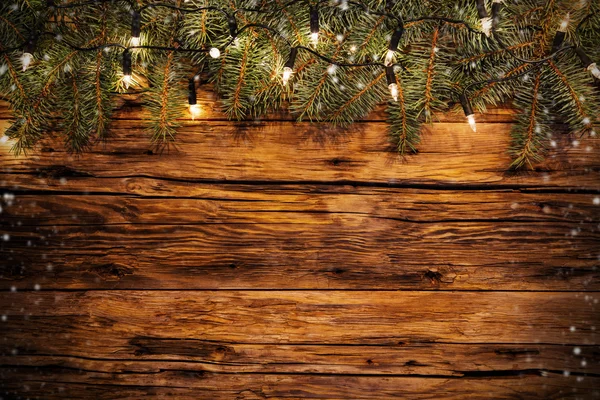 Decoración navideña con ramas de abeto sobre tablones de madera —  Fotos de Stock