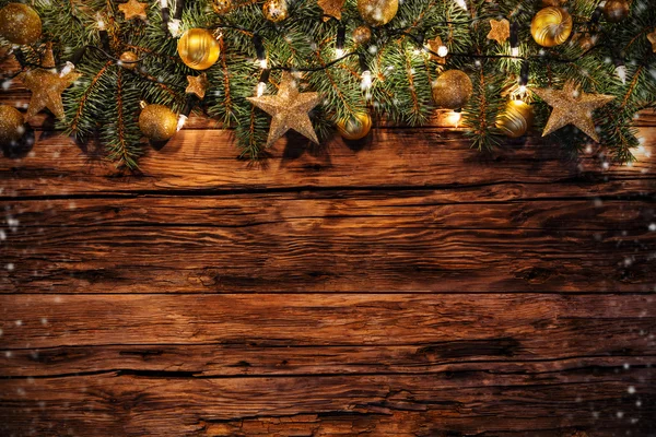 Χριστουγεννιάτικη διακόσμηση με κλαδιά έλατου στις ξύλινες σανίδες — Φωτογραφία Αρχείου
