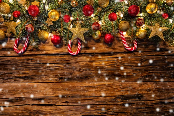 Weihnachtsdekoration mit Tannenzweigen auf Holzplanken — Stockfoto