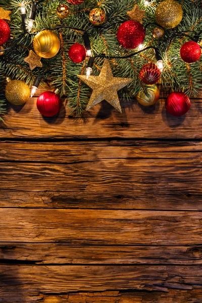 Kerstdecoratie met fir takken van houten planken — Stockfoto