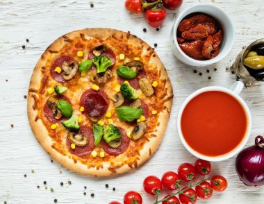 lezzetli İtalyan pizza tahta masada görev yaptı.