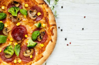 lezzetli İtalyan pizza tahta masada görev yaptı.