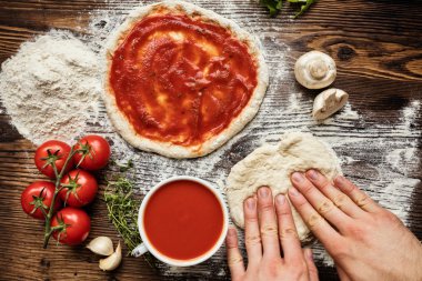 Taze orijinal İtalyan ham pizza hazırlık
