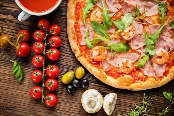 Lezzetli İtalyan pizza tahta masada görev yaptı. — Stok fotoğraf