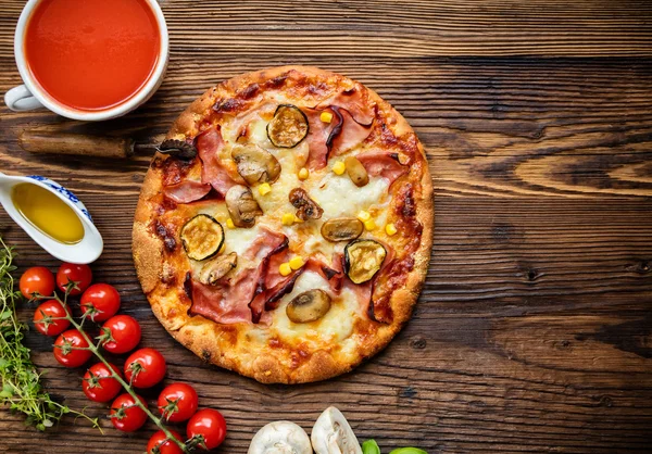 Deliciosa pizza italiana servida em mesa de madeira — Fotografia de Stock