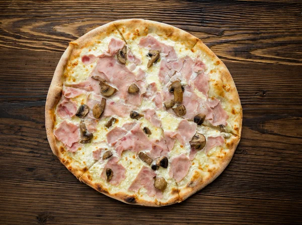 Läcker italiensk pizza serveras på träbord — Stockfoto